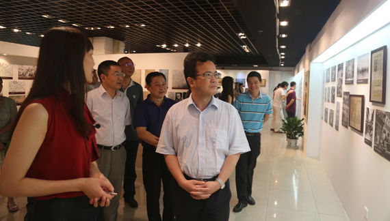 杭州市委常委、秘书长许勤华参观展览